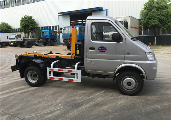 長(zhǎng)安勾臂式垃圾車(chē)